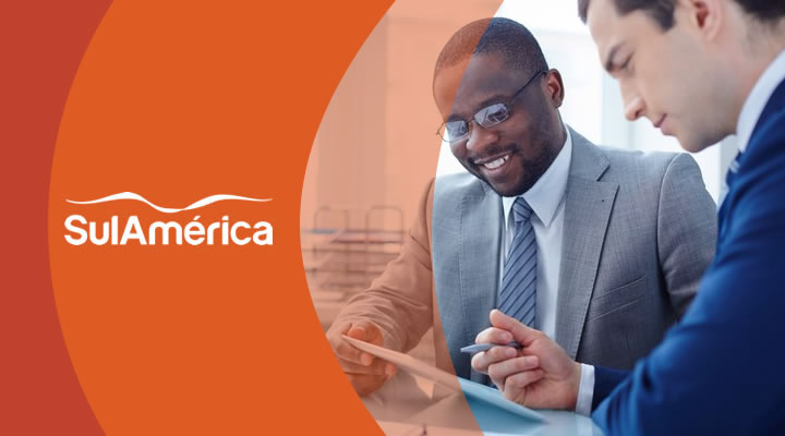 Executivos analisando proposta de plano de saúde empresarial SulAmérica